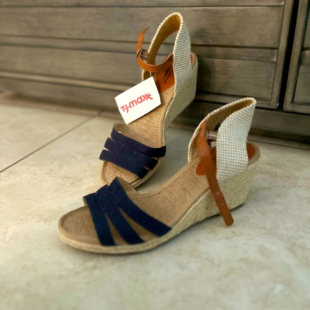 Lucky Brand Navy Blue and Beige Espadrille Platform Sandals NWT - Size 7.5